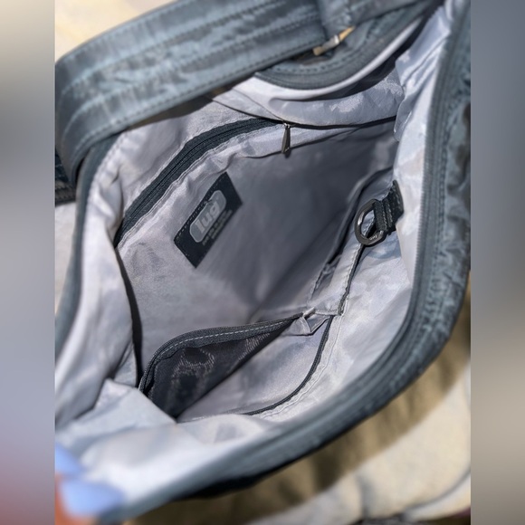 LUG GRAY CROSSBODY/MESSENGER BAG W BOTTLE HOLDER KEY FOB LOTS OF POCKETS - Picture 11 of 14